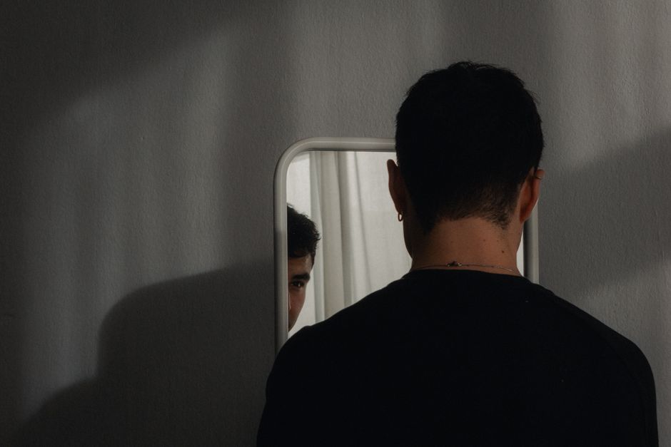 거울 앞의 투자자