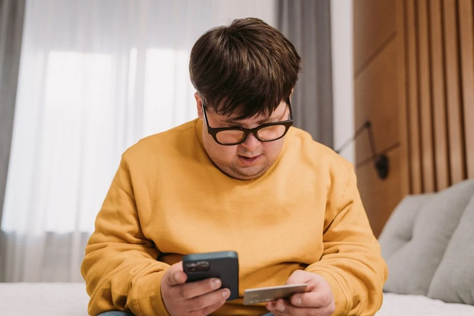 집에서 스마트폰으로 확인하는 모습