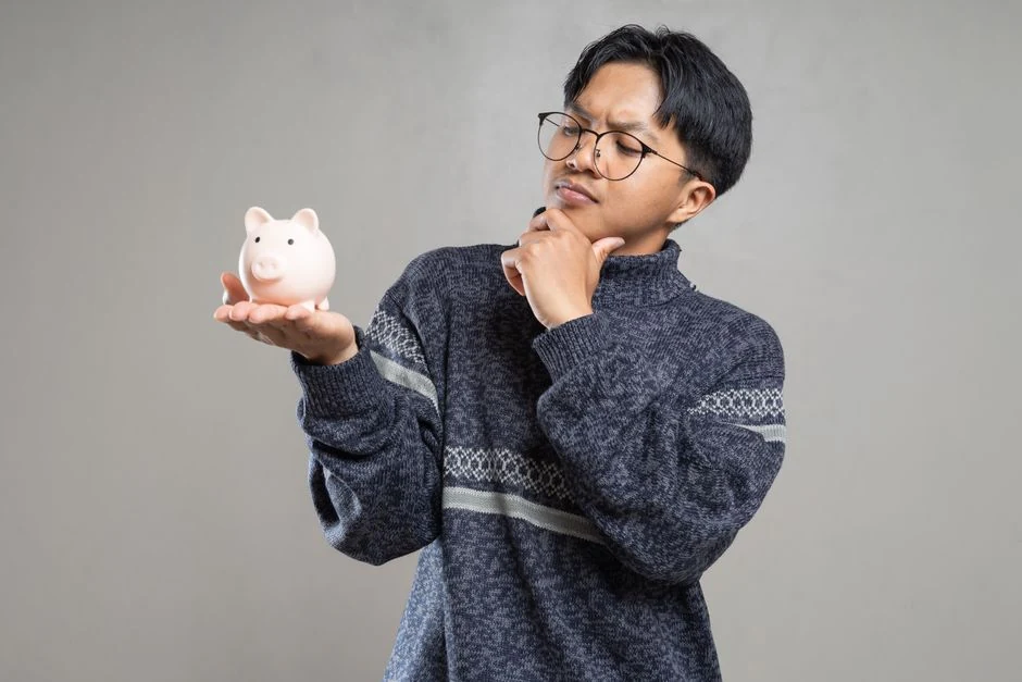 계좌를 깰지 고민하는 청년