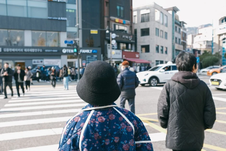 서울 도심 횡단보도를 건너는 사람들