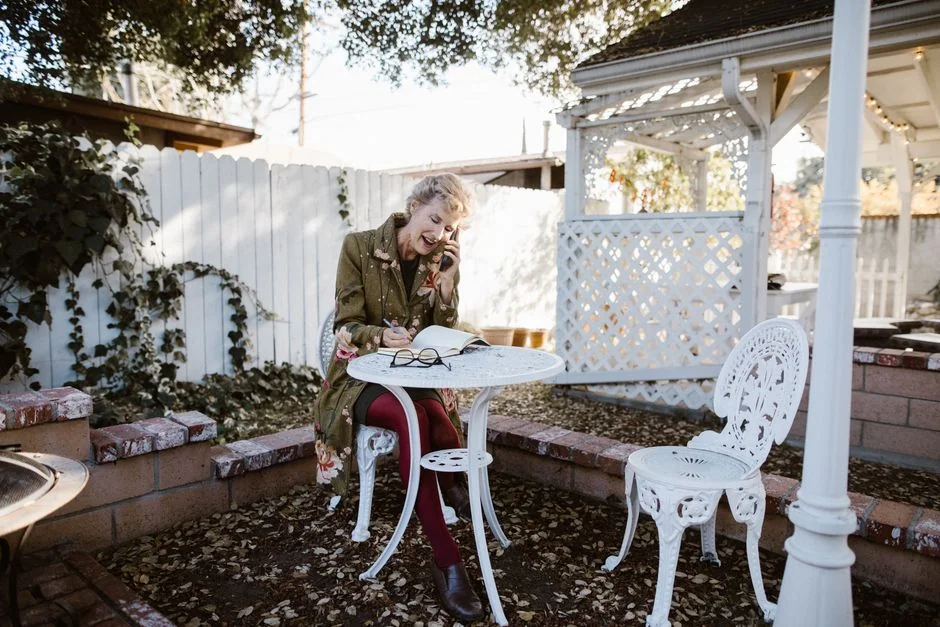 전화하며 메모하는 노년 여성