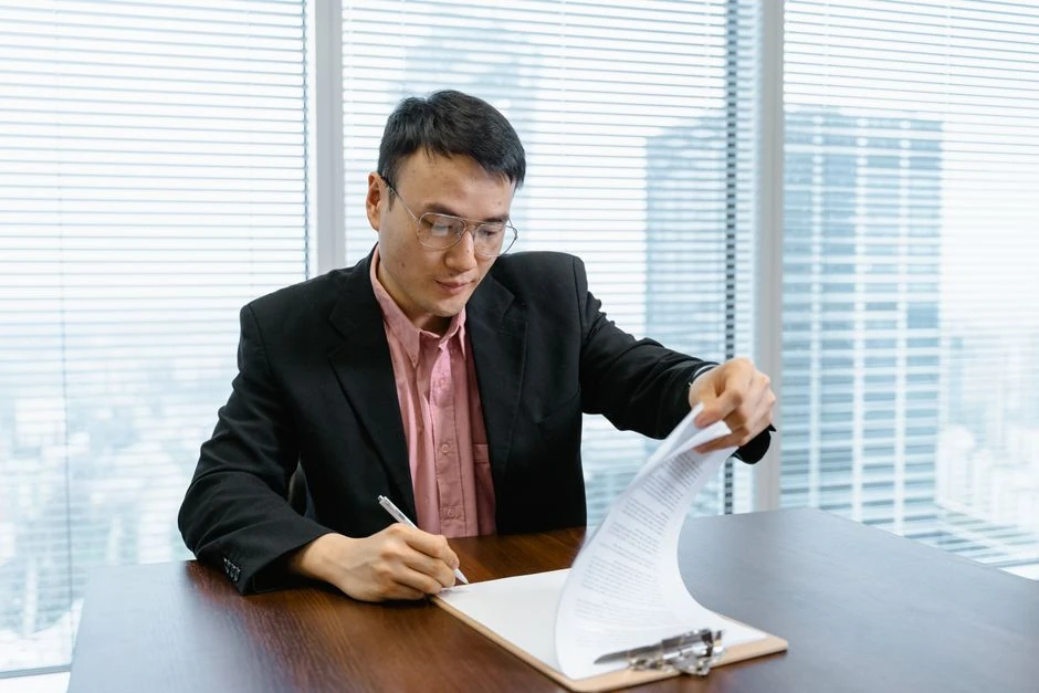 계약서에 서명하는 남성