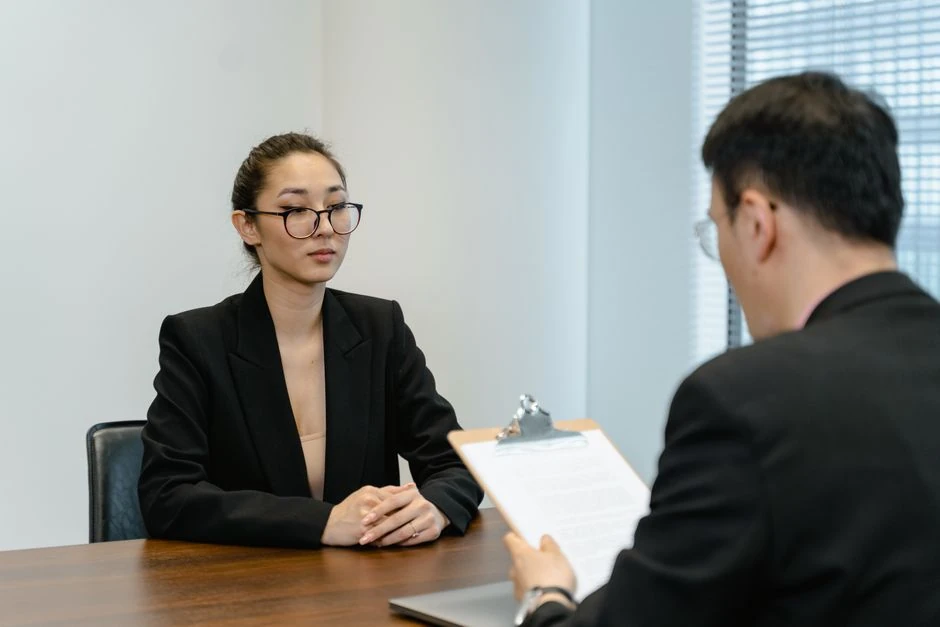 면접을 앞두고 서류를 보는 장면