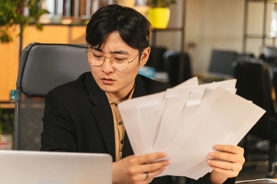 서류를 넘겨 보는 직장인
