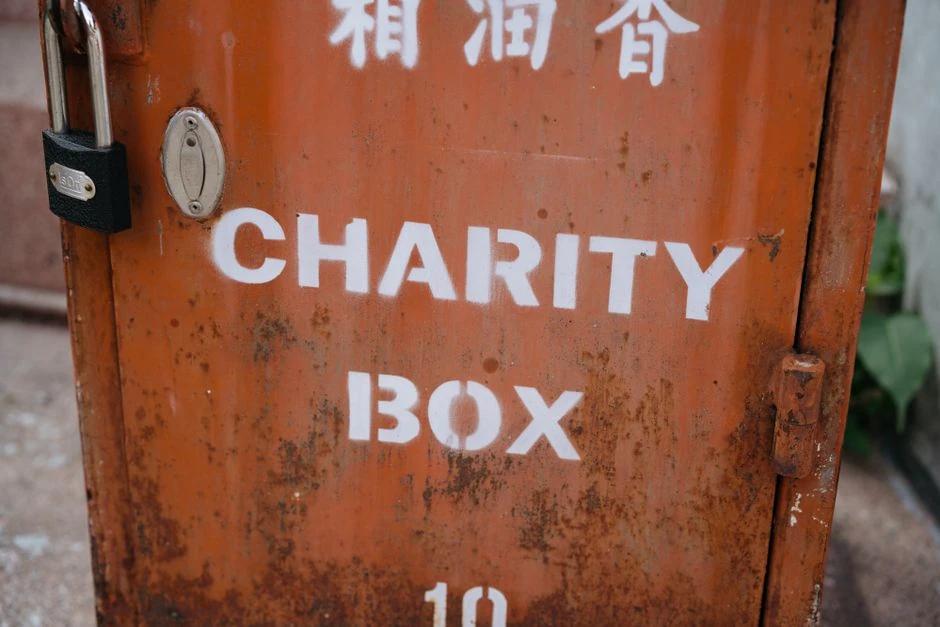 CHARITY BOX 라고 적힌 낡은 기부함